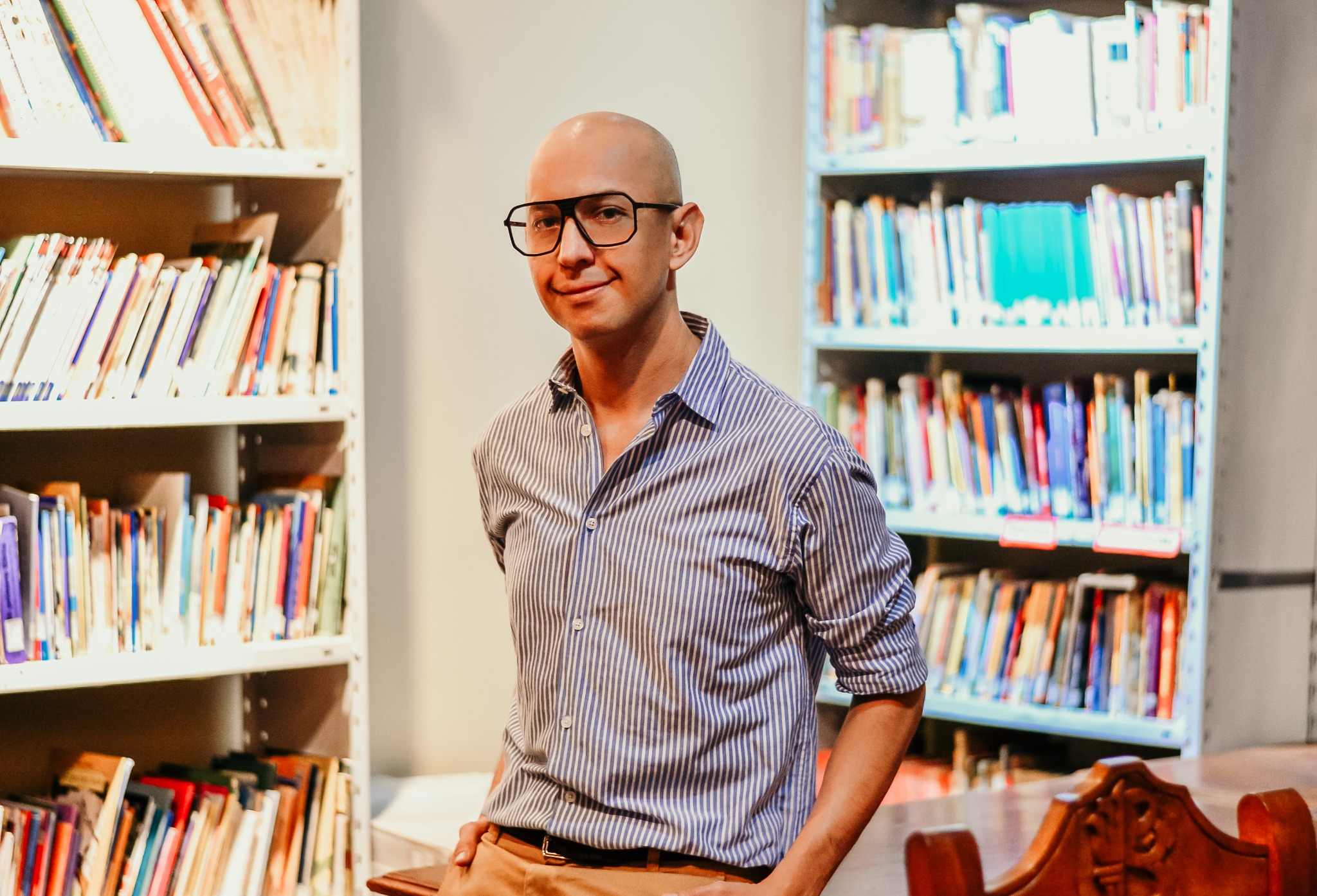 Juan Páez en biblioteca